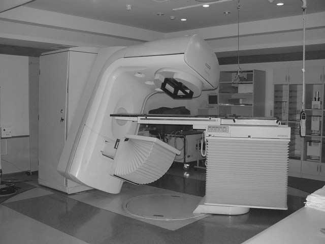 악성뇌종양의방사선치료 그림 1. 선형가속기 그림 2. 근접조사방사선치료기 외부조사방사선치료 " 는선형가속기 (Linear Accelerator: LINAC) 라불리는장비에서나오는 X-선과전자선을이용합니다.