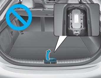 전기동력시스템의손상을줄수있습니다. OAEE036004 뒷좌석중앙하단부에구동용배터리냉각을위한공기흡입구가설치되어있습니다. 우산, 신발등으로공기흡입구통로가막히지않도록주의하십시오. 공기흡입구에이물질을흘리거나넣지마십시오.