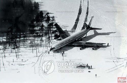 무르만스크주 -Мурманская область 55 6. 대한민국과의관계 그림 31. 무르만스크에비상착륙한대한항공여객기 42) 무르만스크주가우리대한민국국민에게크게알려지게된계기는 1978 년 4월 20일에발생했던대한항공보잉 707 KE902편이무르만스크부근에서소련전투기의공격을받아비상착륙하게된사건이다. 당시 Su-15TM 조종사였던 A.