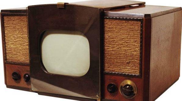 DAISHIN SECURITIES 2 세기에진행된전자기기 ( 마이크, 증폭장치등 ) 발전은음반산업확대뿐아니라공연산업 대중화에기여했는데특히라디오와 TV 가등장하며음악산업은중요한변곡점을지난다. 192년 11월 2일. KDKA 방송국이미국대통령선거개표결과를중개하며상업라디오방송이시작되었다.