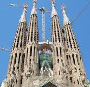 가장대표적인건축가로는안토니가우디 (Antoni Gaudí) 를들수있다. 그의건축물은모든면에서곡선이지배적이고, 벽과천장이굴곡을이루면서섬세한장식과색채가넘치는분위기를띠고있다.