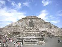 Notas culturales 라틴아메리카의건축 1. 테오티우아칸 (Teotihuacán) 신들이태어난곳 이란의미의 테오티우아칸 은멕시코시티에서약 50 km 떨어진곳에위치해있다. 테오티우아칸문명은 2세기경부터발달해서 4~7세기에전성기를맞이했다. 전성기인구는약 20만명 ( 당시유럽의도시들의인구는 2만명이채되지않았다 ) 이었다.