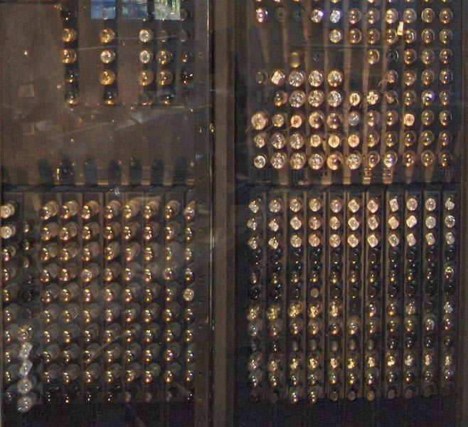에니악 (ENIAC) 컴퓨터의모습 ENIAC 패널 (panel) 뒷편의진공관들 진공관 17,468 개