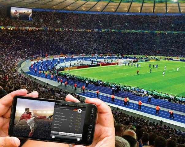 3 스포츠 경기장에 ICT 기술을 활용한 스마트 스타디움(미국) 스포츠/엔터테인먼트의 스마트화에 앞장 서는 Cisco Systems Cisco는 스포츠 경기장을 스마트화 하여 관중의 편리성을 높이고 경기장의 수입을 향상시 키는 StadiumVision 솔루션을 출시한 바 있으며, 2013년 2월에는 관람객의 스마트폰/ 태블릿에서도 실시간 경기 영상 및
