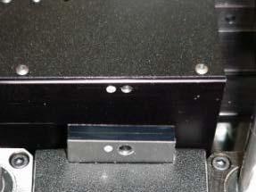 구멍이있는태브 (tab) 를카메라 mount 에놓으면서카메라에핀들을주위하여정렬하십시오 ( 그림 5). 나사 4개가카메라 assembly에포함되어있는지확인하십시오. 7.