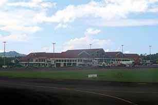 마나도로가는방법 인천공항 렘베해협으로가는방법은여러가지가있으나인천공항을출발해서싱가포르공항을경유하여마나도공항로가는방법이가장보편적이다. 마나도인근의모든리조트는예약을하면마나도에위치한 Sam Ratulangi 국제공항에도착하면리조트직원이손님을맞이하여픽업서비스를한다.