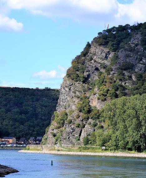 문화 관광객이 뽑은 독일의 3대 명승지 1. 로렐라이(Loreley) 로렐라이는 라인 강 오른쪽 기슭에 솟아 있는 132m 높이의 커다란 바위 언덕으로 근방에 장크트-고아르스하우젠 (Sankt-Goarshausen) 기차역이 있다.