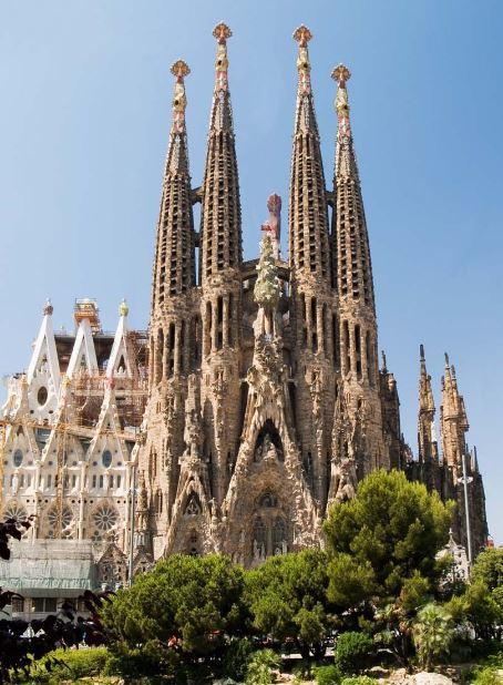 Notas culturales 스페인의건축 1. 안토니가우디 (Antoni Gaudí) 스페인을대표하는건축가로그의작품은자연친화적이고곡선의미를강조한다.