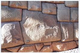 Notas culturales 라틴아메리카의 건축 1. 마추픽추 (Machu Picchu) 마추픽추 라는 말은 늙은 봉우리 라는 뜻으로 페루 쿠스코의 북서쪽 우루밤바 계곡에 해발 약 2,400 m에 위치한 잉카 유적이다. 1911년 미국 예일대 교수인 하이럼 빙험에 의해서 발견되었다.