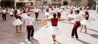 춤, 노래, 기타연주가플라멩코를구성하는 3대요소로캐스터네츠, 박수, 발구르기등이가미된다. 1960년대부터전용극장인타블라오 (tablao) 가생겨나면서스페인의대중문화로자리잡기시작했다.