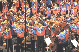 엘시스테마 (El Sistema) 1975년베네수엘라에서시작된무상음악교육프로그램으로각종위험에노출되어있는아이들에게음악을가르침으로써범죄를예방할뿐아니라미래에대한비전과꿈을제시하는역할을하고있다.