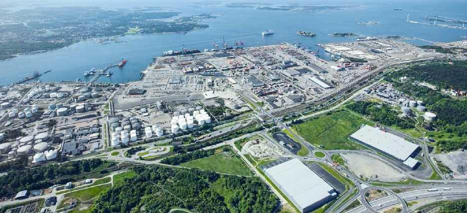 스웨덴고텐버그항, 신규목재터미널개장 ㅇ스웨덴고텐버그항만 (Port of Gothenburg) 은종이, 펄프, 목재제품의수출활성화를위해신규목재터미널을개장했음 - 고텐버그항만은스칸디나비아지역에서가장큰항만으로스웨덴무역의 30% 이상을담당하고있음 - 연평균 11,000척의선박이입출항하며, 2013년에 858,000TEU 의컨테이너화물을처리했음 - 또한대서양 /
