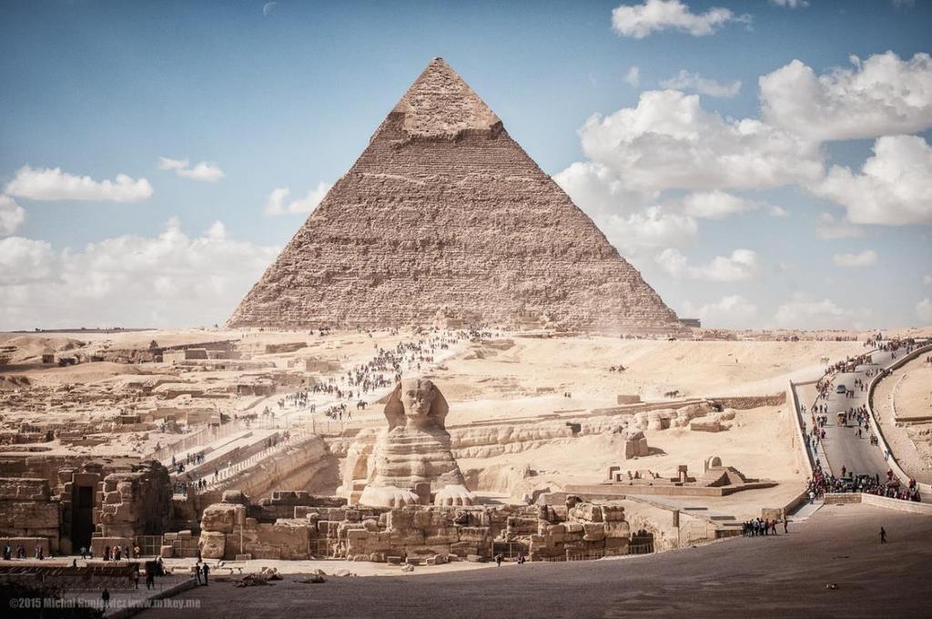 The Pyramid of the king Khafre (2558 to 2532 BC) and the Great Sphinx of