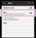 스마트폰 (Android 4.1 이상 ) 과의원터치연결 (NFC) 스마트폰에헤드셋을터치하면, 헤드셋이자동으로켜진다음페어링되고 Bluetooth 연결을합니다. 호환스마트폰 NFC 호환스마트폰 (Android 4.1 이상이설치됨 ) NFC NFC(Near Field Communication) 는스마트폰과 IC 태그등다양한장치간에단거리무선통신을하기위한기술입니다.