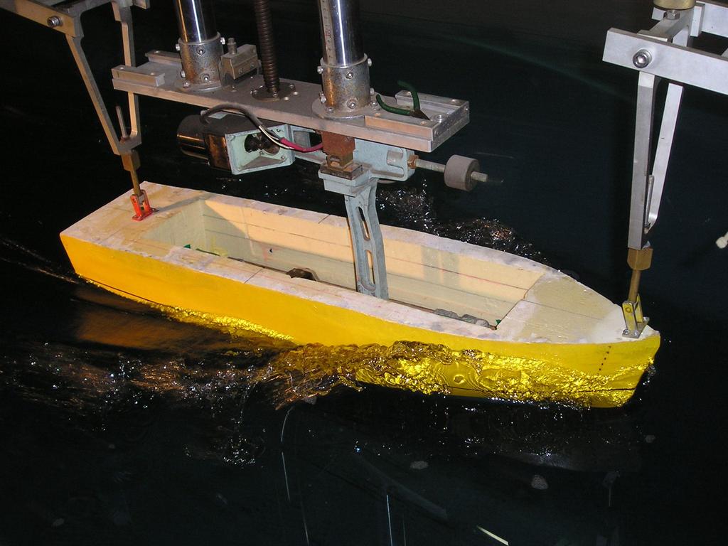 ships Figure 2는 설계속력(Fn =1.6)에서 대상선과 기준선의 모형 시험 사진이다.