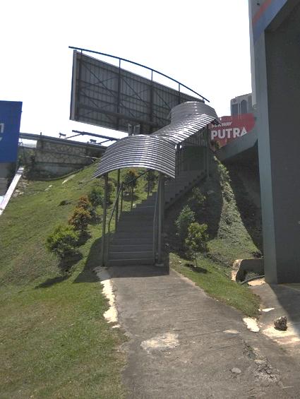 - KTM 철도선으로 KL Sentral 과 Batu Caves 로 직행 - KTM 은 말레이시아에서 가장 오래된 열차 시스템으로 사용되고 있으니, 여정을 계획하시기 전에 KTM 열차 일정을