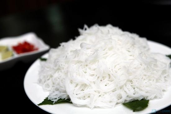 수능 따라잡기 3. Món bún 분 요리 Bún có màu trắng mềm, trông giống như mì nhưng lại được làm từ gạo. Ở Việt Nam có rất nhiều món ăn sử dụng bún làm nguyên liệu chính.