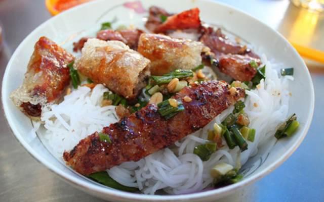 베트남 에는 분을 주재료로 사용한 매우 많은 음식이 있다. 분 요리에는 보통 국물 분, 국물이 없는 분과 볶음분이 있다. 4.