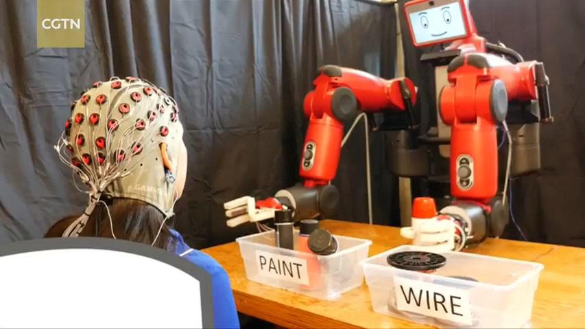 Brain implant (Cyberkinetics, 미국 ) MIT 연구팀에서는로봇이실수할때관찰자의뇌파에서나오는
