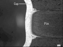 Photo 3(A) 에서용접부는저항용접시적용압력에의해융점이낮은리드와이이어가일부용해되어핀을감싸는형태의용접너겟을형성하고있었다.