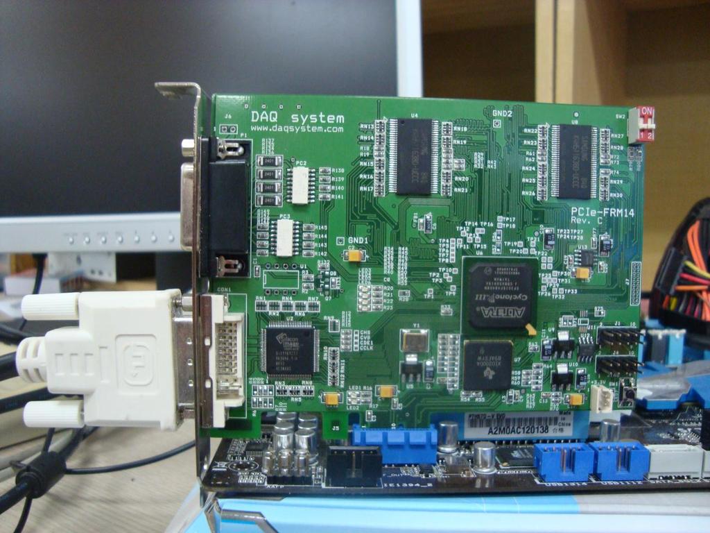 그외장치에 DVI 입력을받아서 PC에서확인할수있는기능을한다. 보드의동작은프로그램 API에의하여제어되며, [ 그림 -3] 은 PCIe-FRM4가실제장비와연동될때의모습을보여주고있다.
