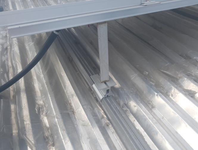 설치 후 캡을 씌워 볼팅 부분 노출을 차단해 지붕누수를 원천 차단하고 상단에 클램프를 이용해 구조물