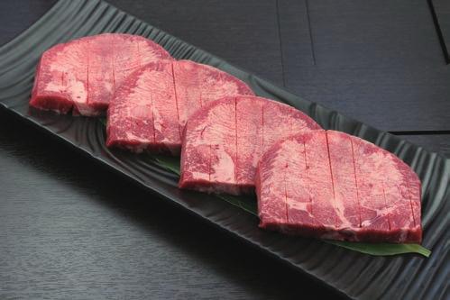소 혀고기 Beef Tongue (Japanese Beef) 추천! 굵기 1cm! 씹는 맛이 일품입니다. Recommendation! Approximately 1cm thick and perfectly satisfying! 특상 소혀 스테이크 Meaty Special Tongue Steak 소 혀고기의 매력을 가득 느끼실 수 있습니다.