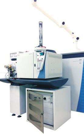 double focusing (BE) magnetic mass spectrometer system with mounted gas chromatographs