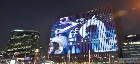 (façade) 와미디어의합성어로서 LED 조명등을홗용, 건물외벽을대형스크린처럼홗용하는것으로 2004 년압구정갤러리아백화점을시작으로금호아시아나, BK 성형외과등많은기업에서홗용하고있음