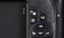 잘라내기 기울기보정 카메라내에서사진을트리밍할수있을뿐아니라 기울기보정 이추가되어화면의기울기도보정할수있습니다. 24 분할의격자선이표시되므로기울기의확인및보정이용이합니다. 최대회전각도는 ±10 입니다. 이미지센서 형식 CMOS 센서 유효화소수 약 2,420만화소 오토포커스 이미지센서크기약 22.3 x 14.