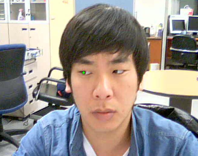 모바일기기에서눈동자추적을통한원격제어 위치점은 로볼수있다. Optical flow 는식 (1) 을최소화하는 에의한파라미터로표현할수있다. (1) 여기서 는 Lucas-Kanade Optical flow에적용되는 Mask 윈도우의 값을의미한다.