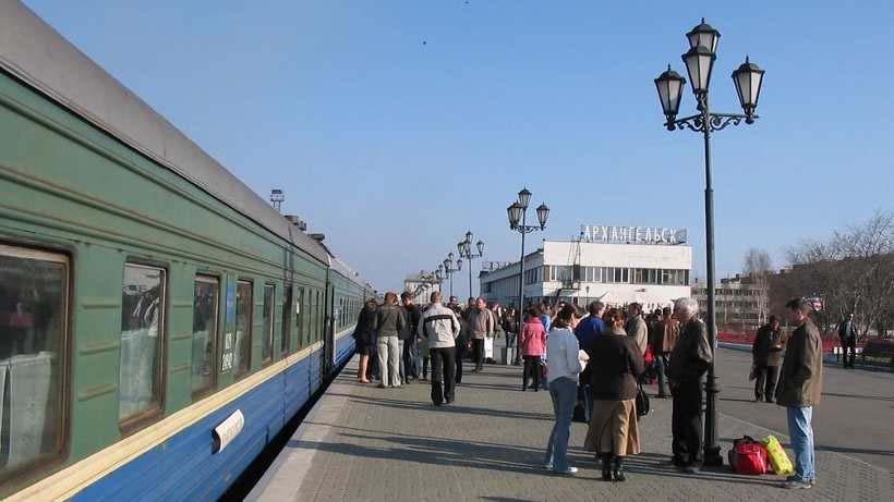 아르한겔스크주 -Архангельская область 39 그림 28. 아르한겔스크역 현재아르한겔스크주내에는 23개의공항이있으며, 그중 7개만이인공활주로를갖추고있다. 현재 제2 아르한겔스크통합항공, 프스코프아비아, 노르드아비아 등의항공사가국내선여객수송을담당하고있다.