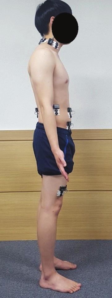 경사로 보행 시 복부 드로잉-인 기법이 몸통 및 다리의 근활성도에 미치는 영향 139 2014). 대상자는 압력 생체피드백 장치에 연결되어 있 2.