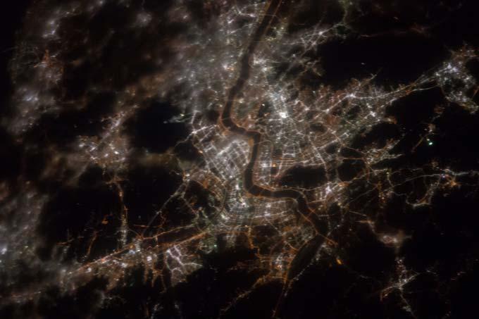 Earth 밤에본지구 한국, 서울 (2016 년 4 월 ) 한강 별볼일있는밤하늘 - 천문연정교사연수- Credit: Science and