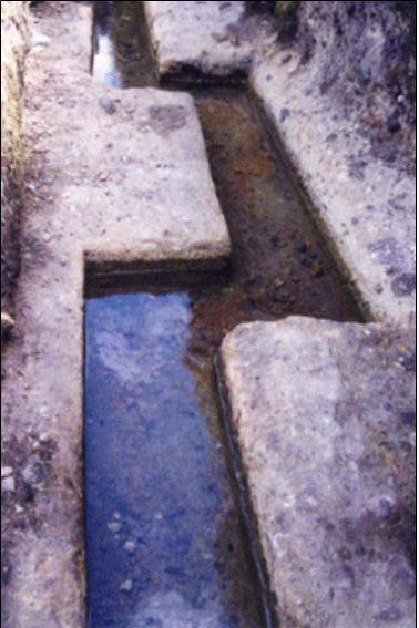 124 트랜스라틴 10 호 (2009 년 11 월 ) 해선많은논란이있지만 ) 이전의가장중요한유적지라고하는수로도있었다. 이수로는잉카보다훨씬앞선시기의차빈문명 (Chavín, 기원전 9세기 ~ 기원전 2세기 ) 시대에만든것으로추정한다.