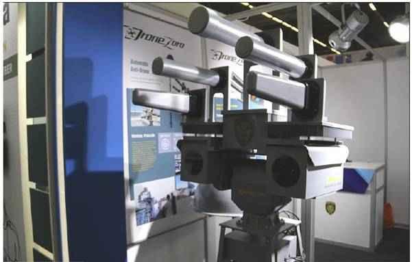 중 SZMID 사, 신형 DZ-DG01 UAV 자동대응체계공개 지휘통제 통신감시정찰기동함정항공화력 방호 유도무기 전력지원체계 q 중국 SZMID 사가 2017 밀리폴 (Milipol) 방산전시회에서무인항공기 (UAV) 자동대응체계인 DZ-DG01 Pro 체계를전시하였음.
