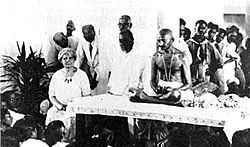 기독여자의과대학을세우면서다음과같이말했습니다나는힌두교인이 88 프로인이곳에의과대학을짓는게아니라, 하나님나라를건설하고있습니다라고. Ida S. Scudder with Mahatma Gandhi, 1928 우리가일하는직장이생각하기에따라무한한일을펼칠수도있다는가능성을시도해봅시다.