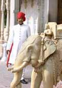 으로변화된미술양식을볼수있는사브하니와스 Golden Triangle Route Ⅲ Jaipur (Sabha Niwas), 이슬람과유럽, 라자스탄의문화가융합된건축물인무바라크마할 (Mubarak Mahal) 도꼭 핑크시티