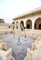 관광객은남쪽문인아마르싱게이트 (Amar Singh Gate) 를통해들어가야한다.