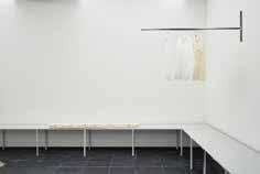 15. Three Abstractions on Three Histories, 2016 drie witte hemden, metaalstructuur Privécollectie, Frankrijk.