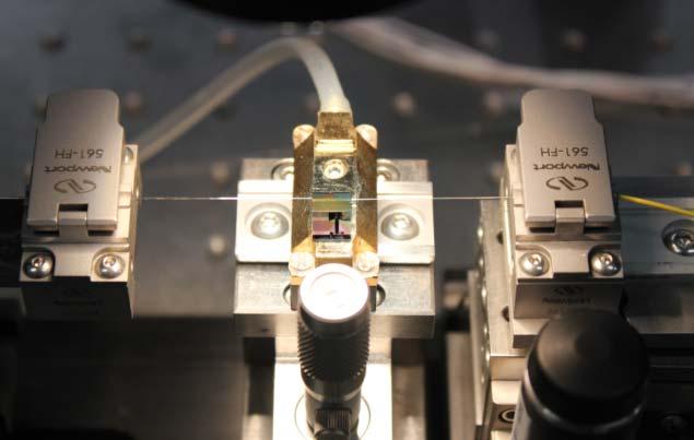 ( 그림 5-1) 실리콘광도파로모드크기변환기의특성평가를위한시스템개요도 실리콘광도파로모드크기변환기의결합손실을측정하기위해기본적으로 ( 그림 5-1) 과같은측정시스템을구축하여야한다. 실리콘광도파로모드크기변환기는측단면이가로세로약 3~10 μm 크기의소자이므로고배율현미경과 CCD 카메라를이용한영상장비를활용하여위치와상태를모니터링해야한다 ( 그림 5-1 참조 ).