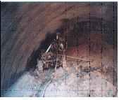 터널 보조공법 구분 AT 터널 보조공법 개요 터널 천단부 굴착면 지반의 자립이 어려운 경우 굴착 천단부 안정 및 막장 전방의 지반보호를 위하여 굴착전 천단부에 종방향으로 보강재를 설치하는