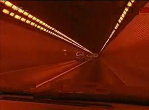 교통상황 11 : [ 터널주행중앞차와의거리가 현저히떨어졌을때 ] 연료절약 운전기법 터널안에서는앞차와의안전거리를정상보다 1.