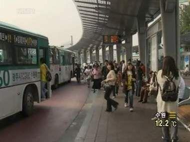 교통상황 21 버스정류장노선버스가많은버스정류장에정차하기위해접근중이다.