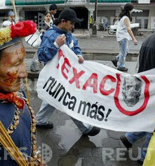 책무성격차해소기업, 인권그리고빈곤 5 Reuters 에콰도르의석유생산과관련된환경피해에항의하는선주민단체가 ' 텍사코결사반대 (Texaco never again)!' 라는현수막을들고시위를벌이고있다. 사례연구 : 멕시코 이와유사하게, 특정채취사업을둘러싸고정부와의협상이투명하지않은경우도많다. 지역사회와충분한협의가없는경우도빈번하다.