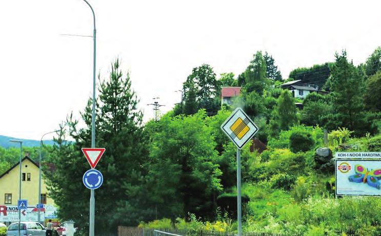 지방부도로교차로, 좌회전신호는별도로설치, 직진신호기옆에통행우선표지이다 
