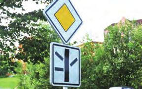 사진으로본교통 우선도로 에설치하는교통안전표지 이번호사진으로본교통에서는통행우선권이있는 우선도로 에설치하는교통안전표지를소개하려한다.