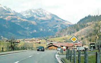 신호없는교차로통행우선순위 100미터전방에통행우선도로종점이다 ( 스위스 ).