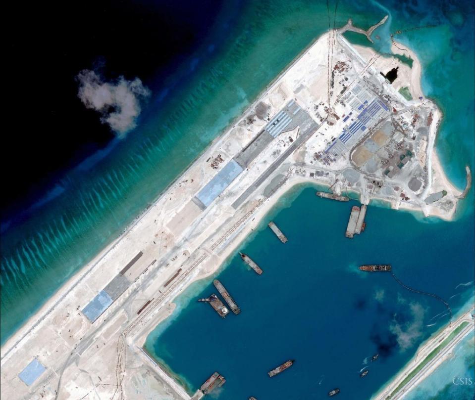 중국은남지나해에있는섬이라고볼수도없는이같은곳에군사시설을건설하고있는중이었다.