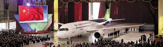 중국이독자개발해온중대형상업용여객기 C919 가 2 일상하이푸둥 ( 浦東 ) 공장에서공개됐다. 이여객기는중국이 2008 년부터독자적으로연구 개발해온것이다.